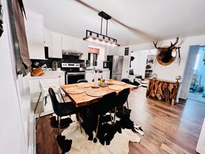 Fridge, microwave, oven, stovetop - 564A Le Refuge Spa Riviere (Saint-Léon-de-Standon)