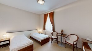 Standard Triple Room | In-room safe, iron/ironing board, free WiFi, bed sheets - Klaudia's Hotel & Restaurant  (Bác)