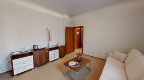In-room safe, iron/ironing board, free WiFi, bed sheets - Klaudia's Hotel & Restaurant  (Bác)