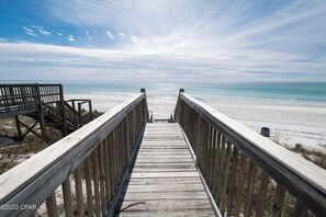 Beach nearby - MAY DISCOUNT! 3 mins from Beach! Guest Beachfront Pool! (Panama City Beach)