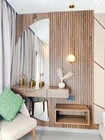 Caja de seguridad en la habitación y muebles diferentes