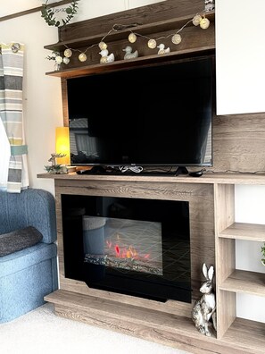 Cabin | Living area | Fireplace - Captivating 2-bed 2021 Caravan in Isle of Wight (Bembridge)