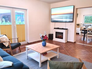 Smart-TV, Kamin, Bücher