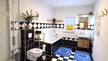 Secador de pelo, toallas, jabón y papel higiénico