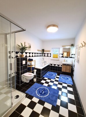 Hair dryer, towels, soap, toilet paper - Familientraum auf 120 m² in Rostock (Rostock)