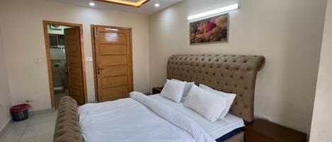 2 habitaciones, tabla de planchar con plancha, wifi y ropa de cama