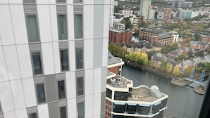 Un edificio de gran altura con un diseño moderno, que presenta una combinación de fachada de vidrio y metal.