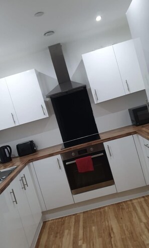 Apartment | Eigene Küche | Kühlschrank, Mikrowelle, Ofen, Herdplatte