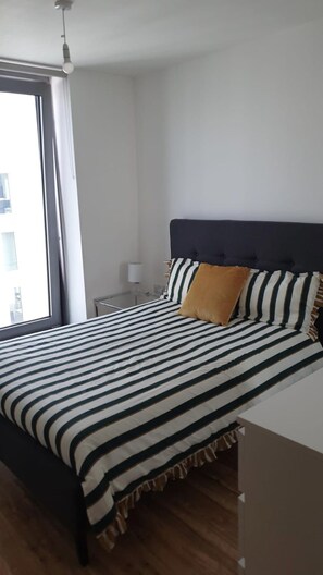 Apartment | Interior - Immaculate 1-bed Apartment on the 26th Floor (Salford)