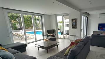 Smart TV, tenis de mesa, libros y biblioteca musical