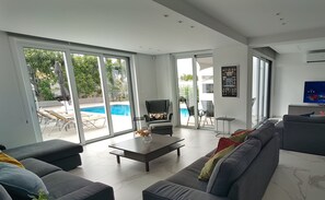 Smart TV, table tennis, books, music library