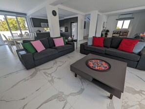 スマートテレビ、卓球台、書庫、ミュージックライブラリ