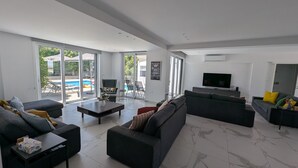 Smart TV, table tennis, books, music library