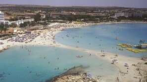 Plage à proximité, chaises longues, serviettes de plage