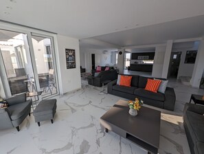 Smart TV, tavolo da ping pong, libri, biblioteca musicale