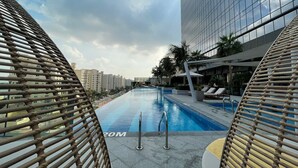 Apartment | Pool - Captivating 2-bed Apartment in Dubai (Dubai)