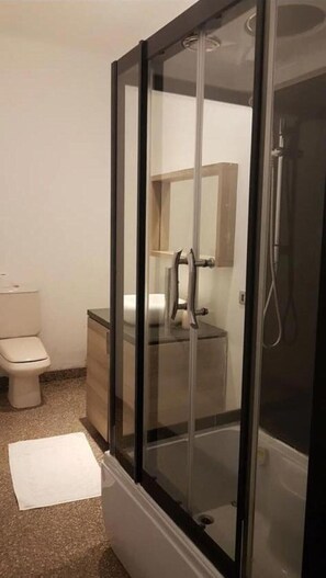 Ducha, toallas, jabón, shampoo