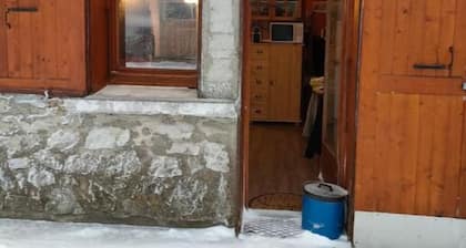 Studio chaleureux pour 4 personnes au pied des pistes du Col de Rousset.