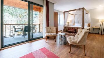 Honeymoon Suite | Premium bedding, minibar, desk, free WiFi