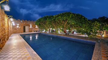 Ulkouima-allas, aurinkotuoleja