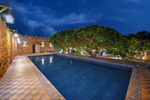 Outdoor pool, sun loungers