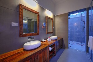 Luxury-Zimmer | Badezimmer | Dusche, Haartrockner, Hausschuhe, Handtücher