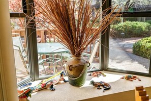 A window with a vase of dried reeds and small figurines on the sill. - Charming Casita Canyon Mesa Golf Resort, near cour (Sedona)