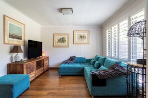 Smart TV, fireplace, DVD player, books - Two for You - HOUSE  plus  STUDIO  (Dunsborough)