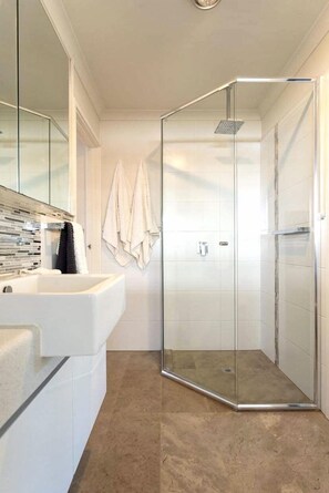 Shower, hair dryer, towels, soap - Two for You - HOUSE  plus  STUDIO  (Dunsborough)