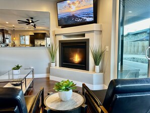 TV, fireplace, table tennis - Exclusive Retreats Desert Hideaway 3 Bedroom all Suite home with Private pool #2 (Moab)