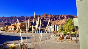 A residential area with houses, a parking lot, and a mountain range in the background. - Exclusive Retreats Desert Hideaway 3 Bedroom all Suite home with Private pool #2 (Moab)