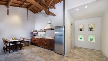 Kühlschrank, Mikrowelle, Ofen, Wasserkocher mit Kaffee-/Teezubehör