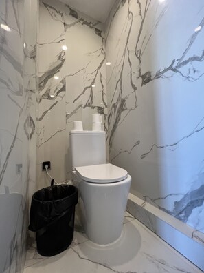 Hair dryer, towels, soap, toilet paper - Peaceful and centrally-located place, on the 6th floor, with a wonderful view (Warszawa)