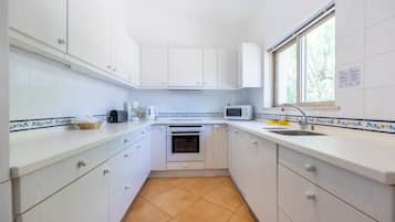 Two-bedroom apartment Penthouse | Dapur pribadi | Lemari es besar, microwave, oven, dan kompor