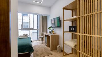 Caixa forta a l'habitació, cortines opaques i planxa i posts de planxar