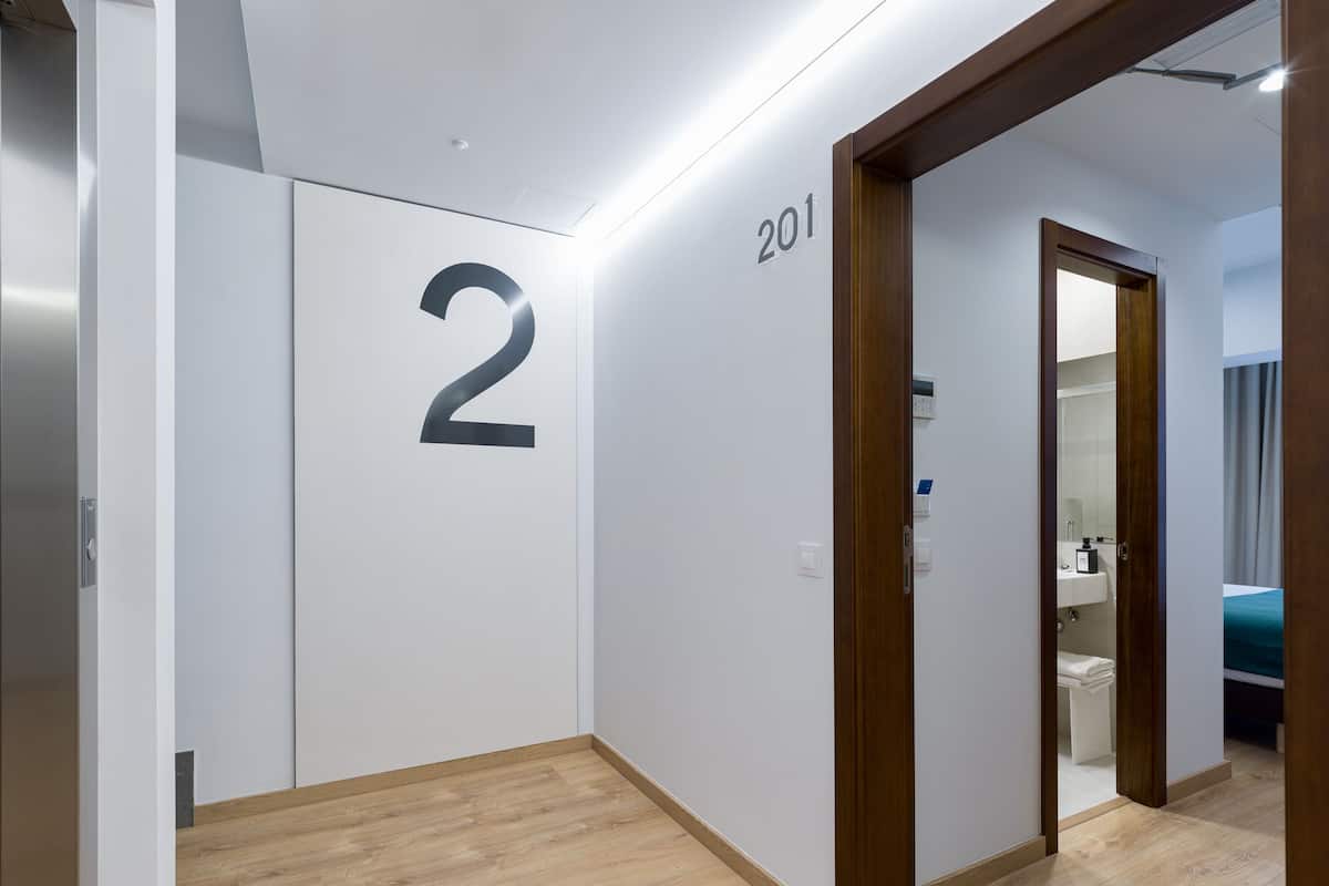 City kamer | Een kluis op de kamer, verduisterende gordijnen