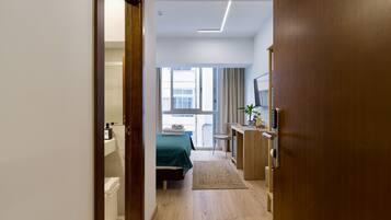 Caixa forta a l'habitació, cortines opaques i planxa i posts de planxar