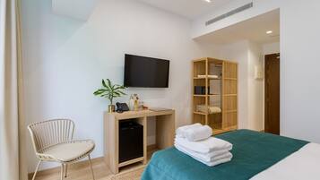 Caixa forta a l'habitació, cortines opaques i planxa i posts de planxar