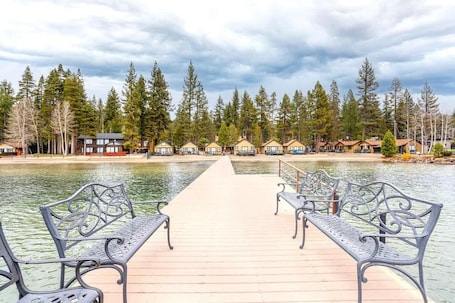 Enceinte de l’hébergement. "On the Beach" Cabin Perfect for 2! Lake Front!