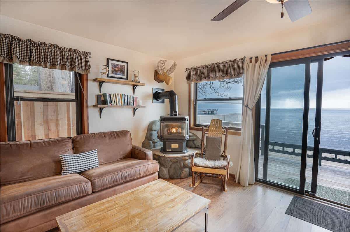 TV, caminetto, libri