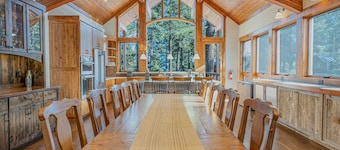 Stone Peak Lodge w/Pool Table, Hot Tub, Firepit and Gorgeous Wood + Stonework