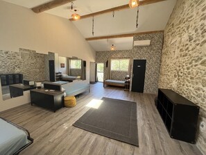 6 soveværelser, skrivebord, strygejern/strygebræt, weekendseng