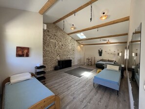 6 bedrooms, desk, iron/ironing board, travel cot