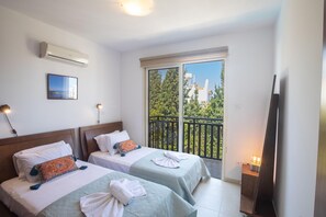 2 bedrooms, iron/ironing board, WiFi