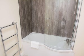 Apartament | Bany | Combinació de dutxa i banyera, banyera profunda i assecador de cabells