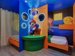 8 bedrooms, iron/ironing board, travel cot, free WiFi - Themed 8BR: Game Room • 2 Theaters • Pool & Spa (Kissimmee)