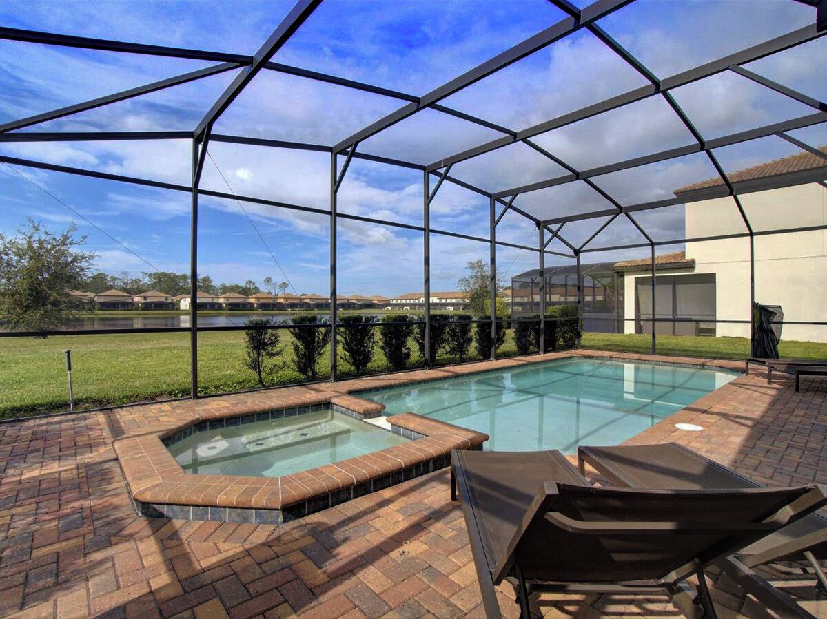 حمّام سباحة مُدفَّأ