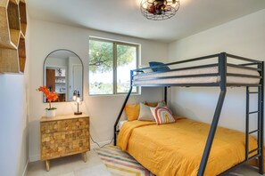 บ้านพัก (4 Bedrooms) | 4 ห้องนอน, โต๊ะทำงาน, พื้นที่ทำงานแบบใช้แล็ปท็อป, เตารีด/โต๊ะรีดผ้า