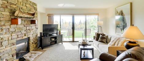 Departamento (2 Bedrooms) | Área de sala de estar | Televisión de pantalla plana y chimenea