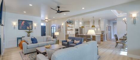 單棟房屋 (3 Bedrooms) | 客廳 | 壁爐、書籍